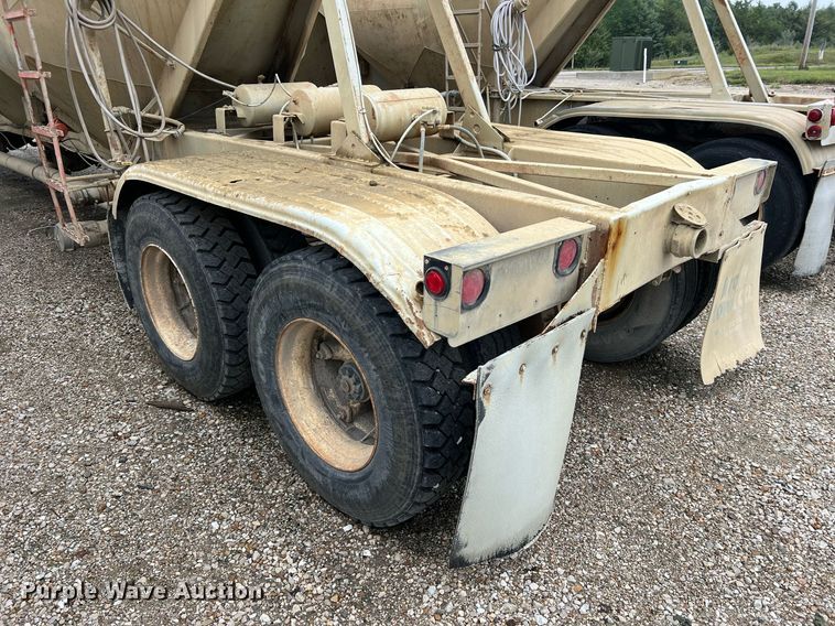 image for item NI9023 1978 Fruehauf HFB-F2-J-985  pneumatic dry bulk trailer