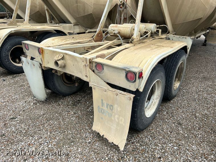 image for item NI9023 1978 Fruehauf HFB-F2-J-985  pneumatic dry bulk trailer