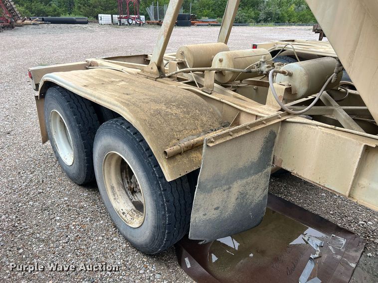 image for item NI9023 1978 Fruehauf HFB-F2-J-985  pneumatic dry bulk trailer