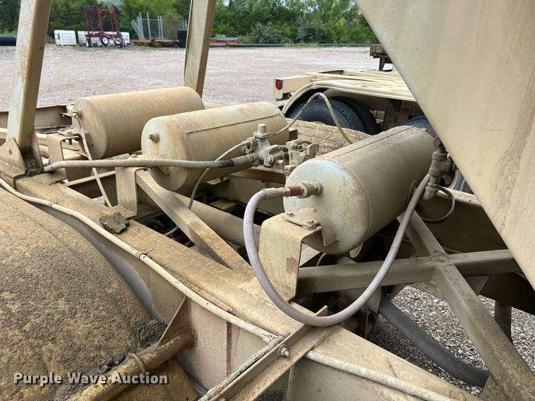 image for item NI9023 1978 Fruehauf HFB-F2-J-985  pneumatic dry bulk trailer