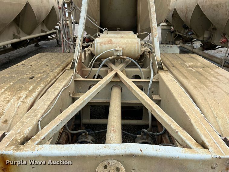 image for item NI9023 1978 Fruehauf HFB-F2-J-985  pneumatic dry bulk trailer