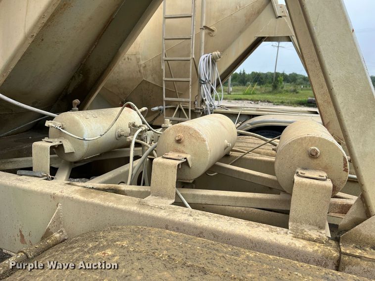 image for item NI9023 1978 Fruehauf HFB-F2-J-985  pneumatic dry bulk trailer