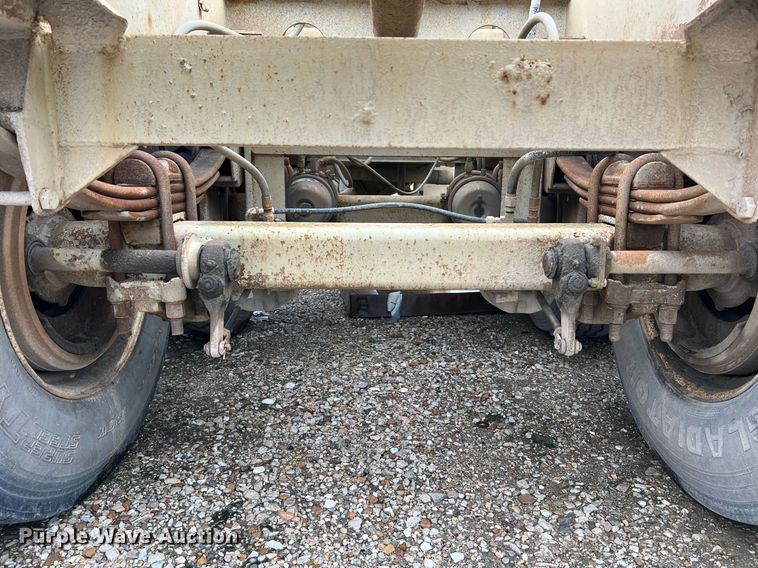 image for item NI9023 1978 Fruehauf HFB-F2-J-985  pneumatic dry bulk trailer