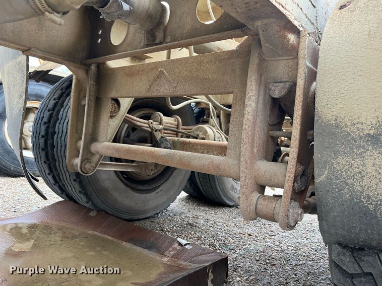 image for item NI9023 1978 Fruehauf HFB-F2-J-985  pneumatic dry bulk trailer