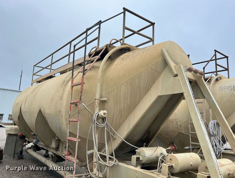 image for item NI9023 1978 Fruehauf HFB-F2-J-985  pneumatic dry bulk trailer