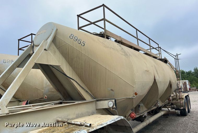 image for item NI9023 1978 Fruehauf HFB-F2-J-985  pneumatic dry bulk trailer