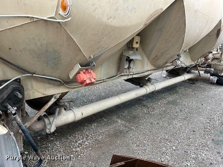 image for item NI9023 1978 Fruehauf HFB-F2-J-985  pneumatic dry bulk trailer