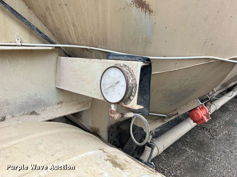 image for item NI9023 1978 Fruehauf HFB-F2-J-985  pneumatic dry bulk trailer