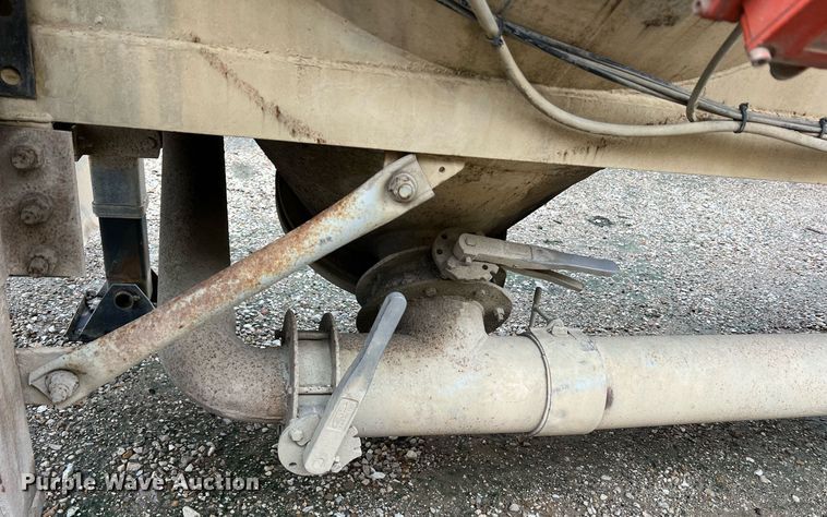 image for item NI9023 1978 Fruehauf HFB-F2-J-985  pneumatic dry bulk trailer