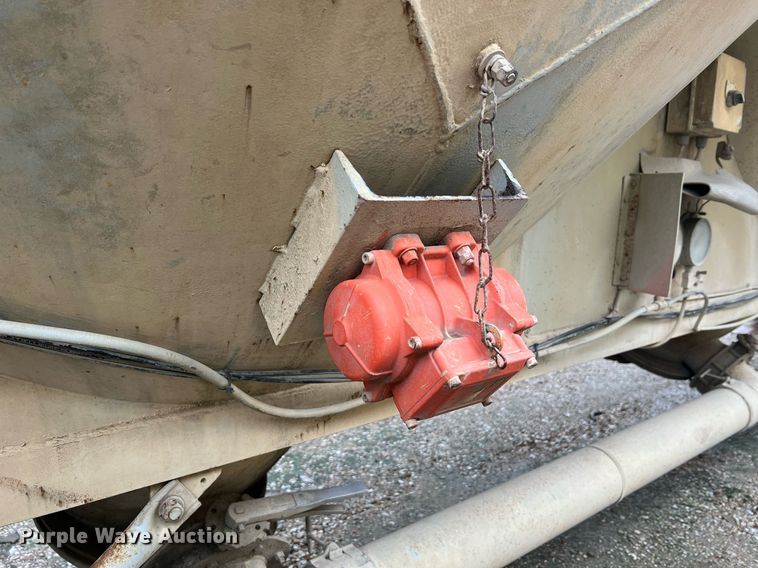 image for item NI9023 1978 Fruehauf HFB-F2-J-985  pneumatic dry bulk trailer