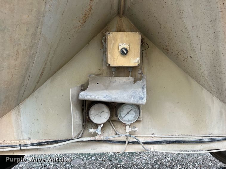 image for item NI9023 1978 Fruehauf HFB-F2-J-985  pneumatic dry bulk trailer