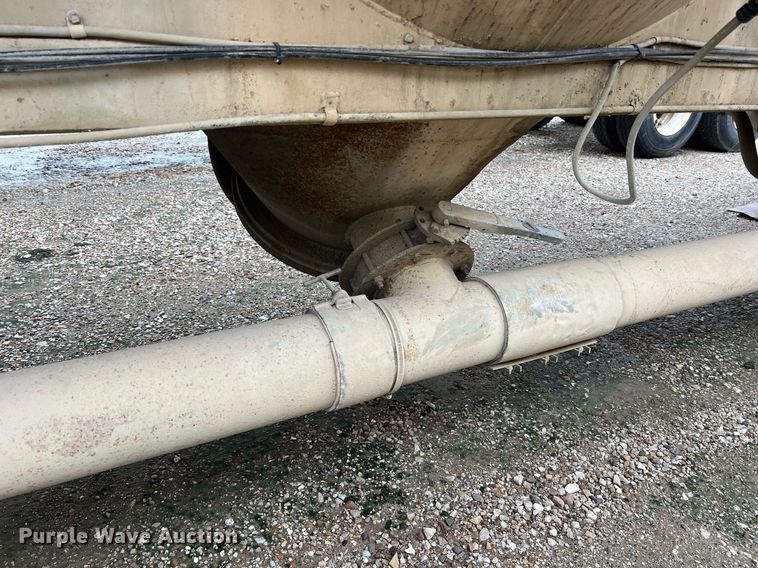 image for item NI9023 1978 Fruehauf HFB-F2-J-985  pneumatic dry bulk trailer