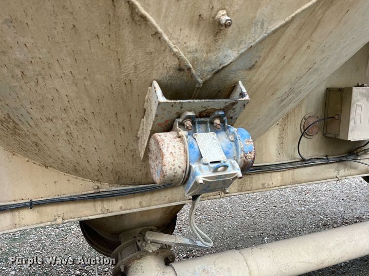 image for item NI9023 1978 Fruehauf HFB-F2-J-985  pneumatic dry bulk trailer