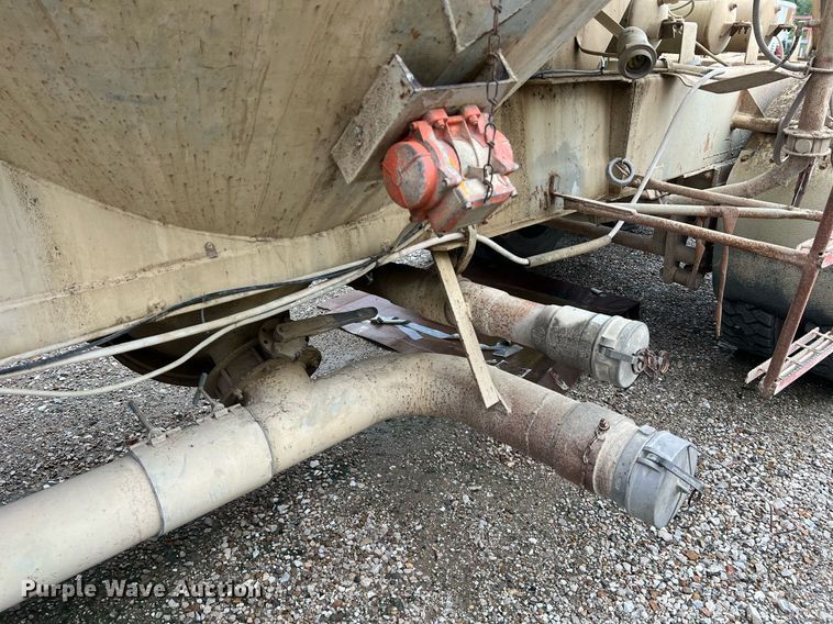 image for item NI9023 1978 Fruehauf HFB-F2-J-985  pneumatic dry bulk trailer