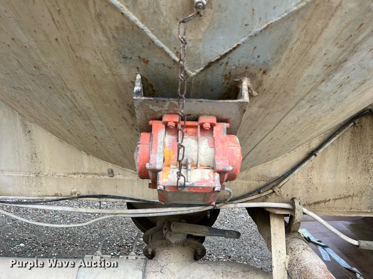 image for item NI9023 1978 Fruehauf HFB-F2-J-985  pneumatic dry bulk trailer