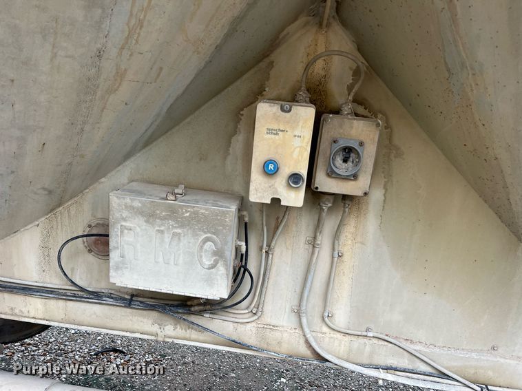 image for item NI9023 1978 Fruehauf HFB-F2-J-985  pneumatic dry bulk trailer