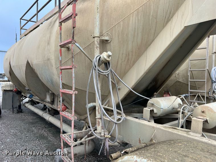 image for item NI9023 1978 Fruehauf HFB-F2-J-985  pneumatic dry bulk trailer