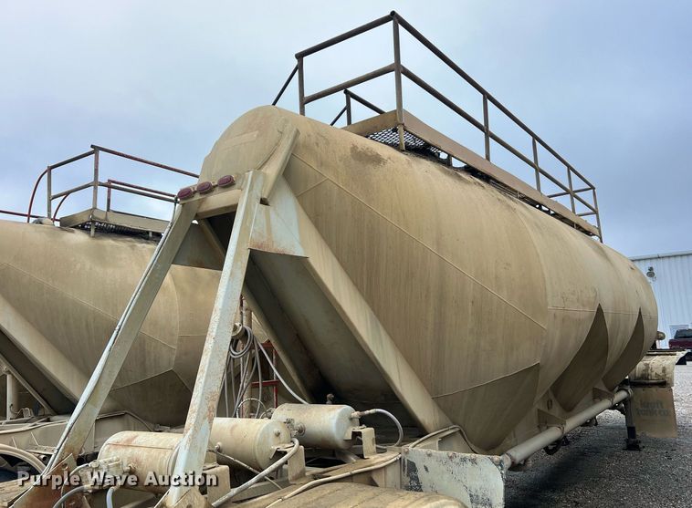 image for item NI9023 1978 Fruehauf HFB-F2-J-985  pneumatic dry bulk trailer