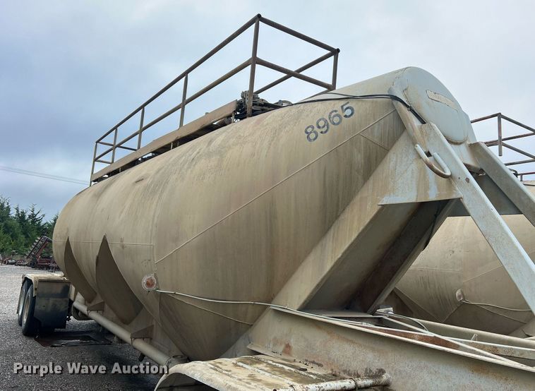 image for item NI9023 1978 Fruehauf HFB-F2-J-985  pneumatic dry bulk trailer