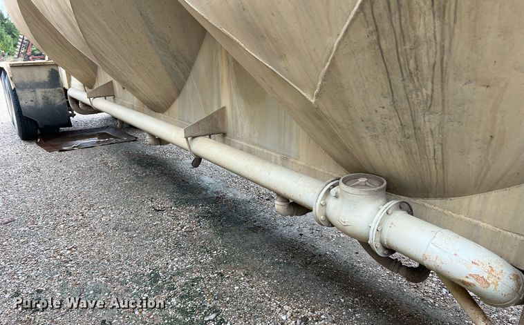 image for item NI9023 1978 Fruehauf HFB-F2-J-985  pneumatic dry bulk trailer