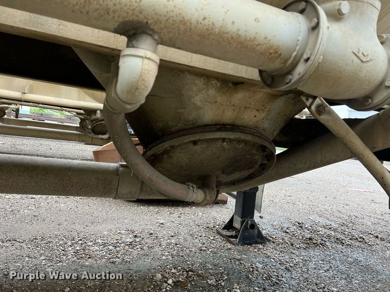 image for item NI9023 1978 Fruehauf HFB-F2-J-985  pneumatic dry bulk trailer