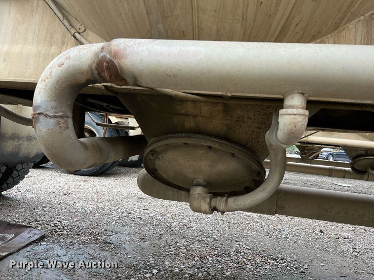 image for item NI9023 1978 Fruehauf HFB-F2-J-985  pneumatic dry bulk trailer