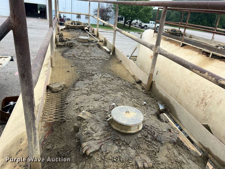 image for item NI9023 1978 Fruehauf HFB-F2-J-985  pneumatic dry bulk trailer