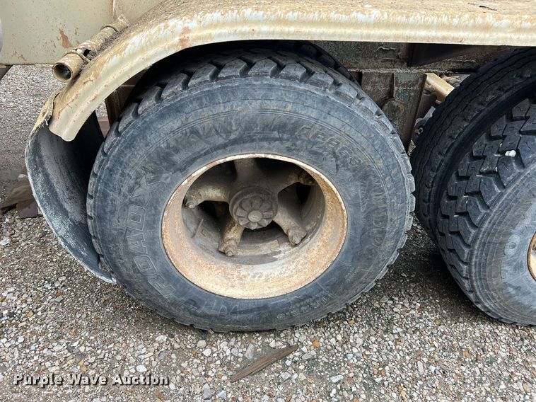 image for item NI9023 1978 Fruehauf HFB-F2-J-985  pneumatic dry bulk trailer