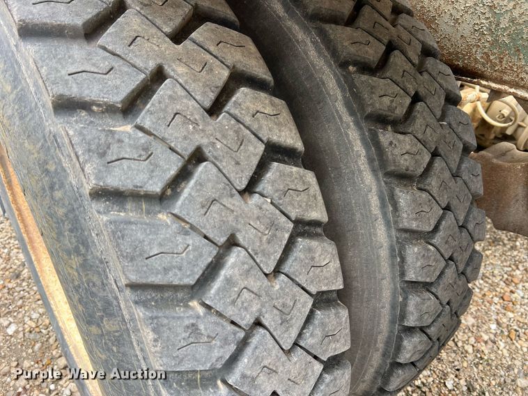 image for item NI9023 1978 Fruehauf HFB-F2-J-985  pneumatic dry bulk trailer