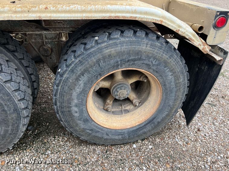 image for item NI9023 1978 Fruehauf HFB-F2-J-985  pneumatic dry bulk trailer