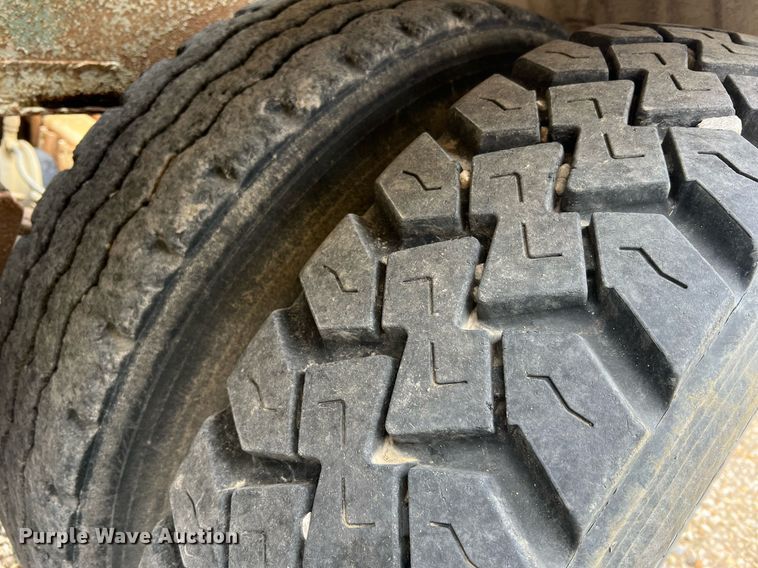 image for item NI9023 1978 Fruehauf HFB-F2-J-985  pneumatic dry bulk trailer