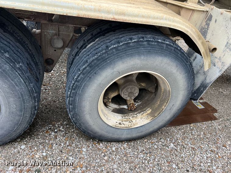 image for item NI9023 1978 Fruehauf HFB-F2-J-985  pneumatic dry bulk trailer