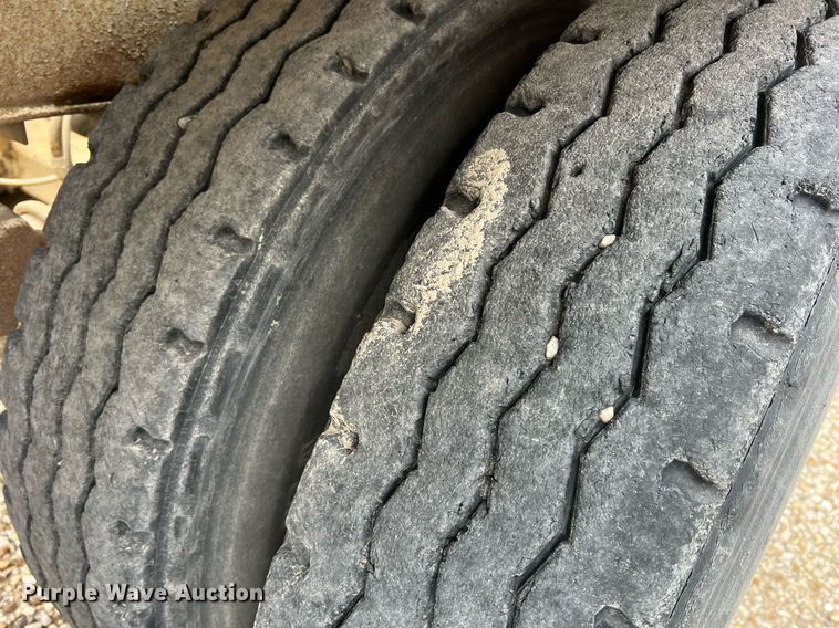 image for item NI9023 1978 Fruehauf HFB-F2-J-985  pneumatic dry bulk trailer