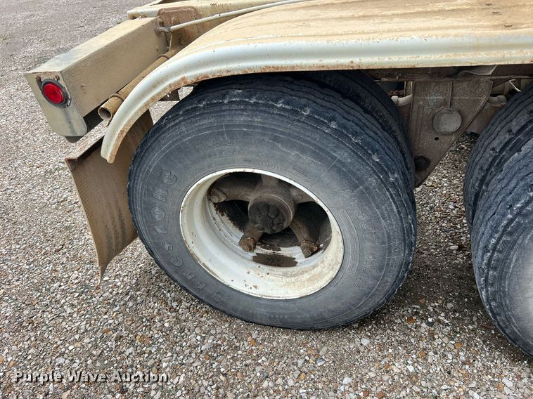 image for item NI9023 1978 Fruehauf HFB-F2-J-985  pneumatic dry bulk trailer