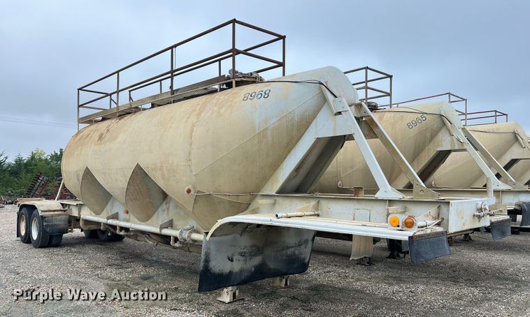 image for item NI9024 1981 Fruehauf HEB-F2-J-986  pneumatic dry bulk trailer