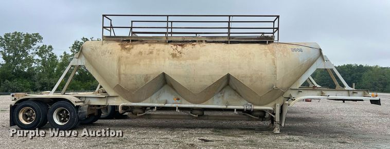 image for item NI9024 1981 Fruehauf HEB-F2-J-986  pneumatic dry bulk trailer