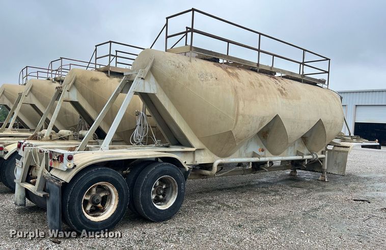 image for item NI9024 1981 Fruehauf HEB-F2-J-986  pneumatic dry bulk trailer