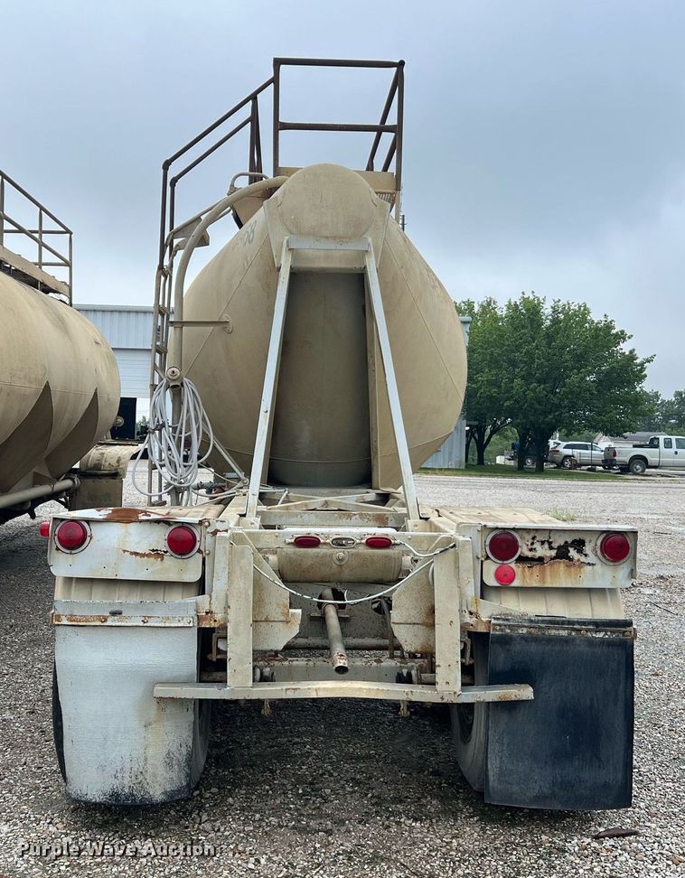 image for item NI9024 1981 Fruehauf HEB-F2-J-986  pneumatic dry bulk trailer