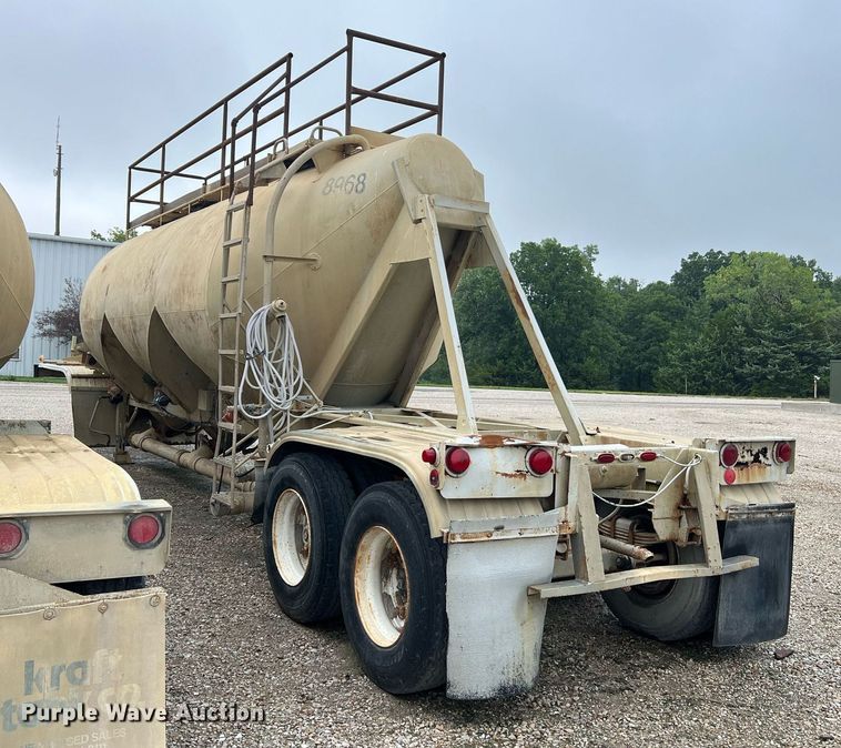 image for item NI9024 1981 Fruehauf HEB-F2-J-986  pneumatic dry bulk trailer