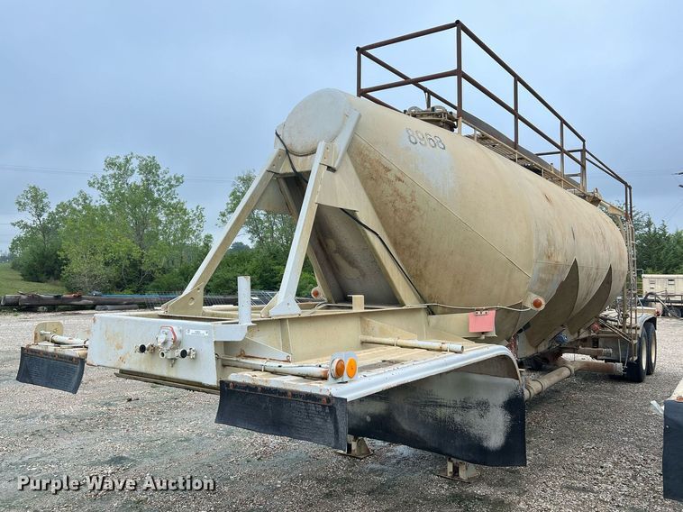 image for item NI9024 1981 Fruehauf HEB-F2-J-986  pneumatic dry bulk trailer