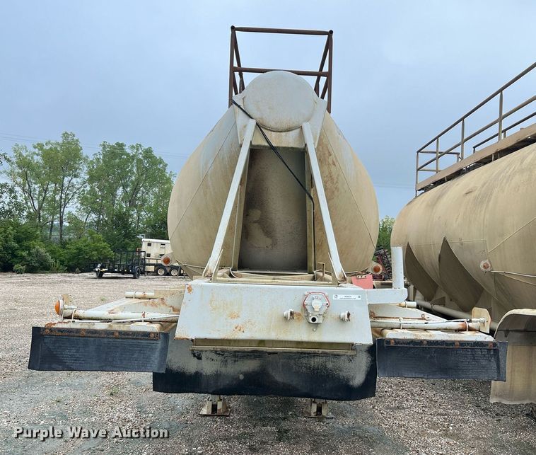 image for item NI9024 1981 Fruehauf HEB-F2-J-986  pneumatic dry bulk trailer