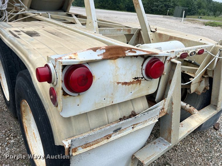 image for item NI9024 1981 Fruehauf HEB-F2-J-986  pneumatic dry bulk trailer