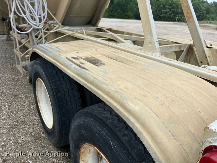 image for item NI9024 1981 Fruehauf HEB-F2-J-986  pneumatic dry bulk trailer