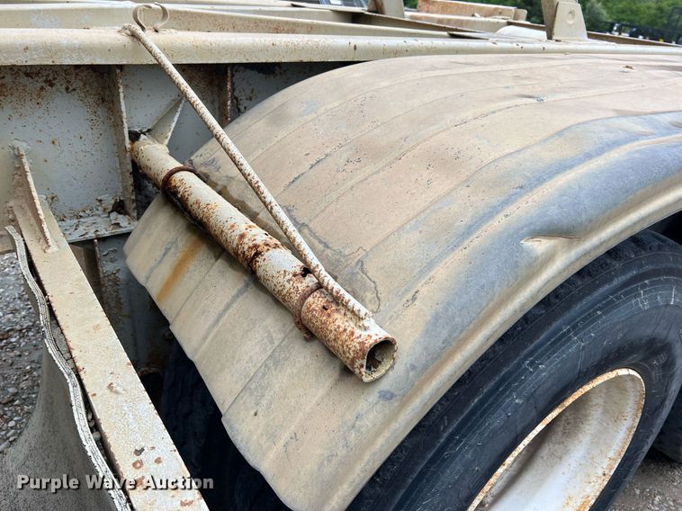 image for item NI9024 1981 Fruehauf HEB-F2-J-986  pneumatic dry bulk trailer