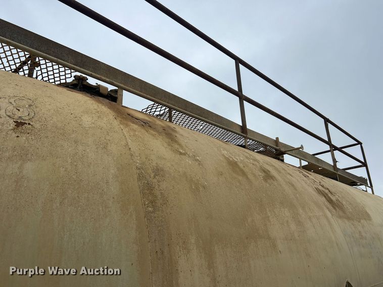 image for item NI9024 1981 Fruehauf HEB-F2-J-986  pneumatic dry bulk trailer