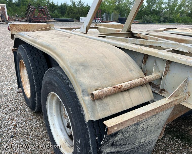 image for item NI9024 1981 Fruehauf HEB-F2-J-986  pneumatic dry bulk trailer