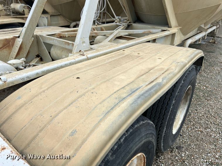 image for item NI9024 1981 Fruehauf HEB-F2-J-986  pneumatic dry bulk trailer