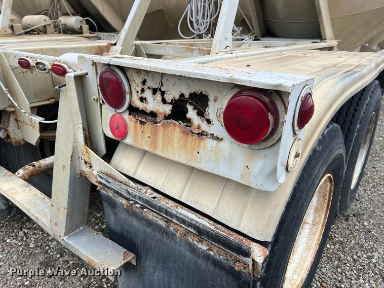 image for item NI9024 1981 Fruehauf HEB-F2-J-986  pneumatic dry bulk trailer