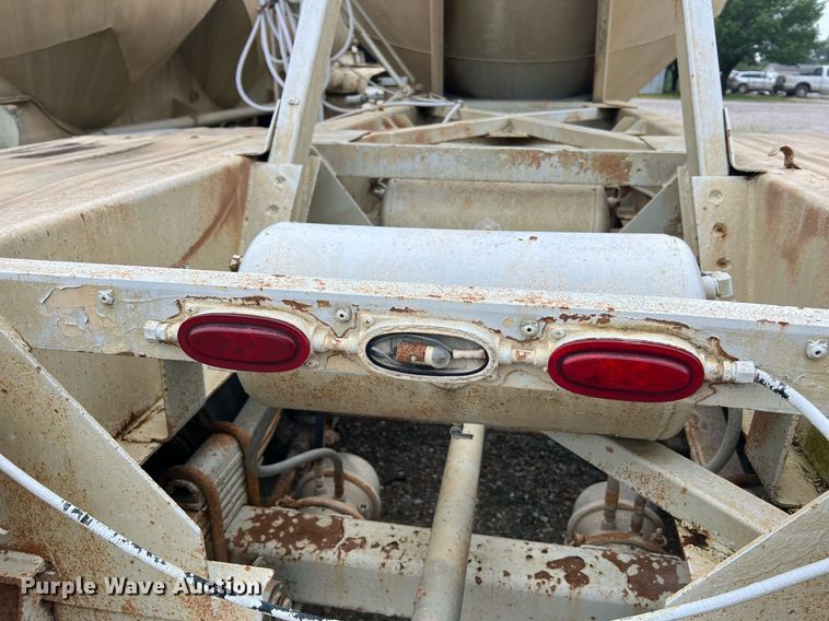 image for item NI9024 1981 Fruehauf HEB-F2-J-986  pneumatic dry bulk trailer