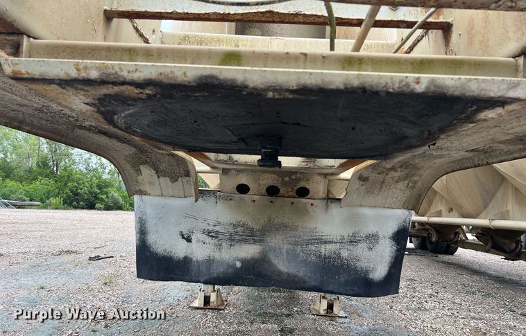 image for item NI9024 1981 Fruehauf HEB-F2-J-986  pneumatic dry bulk trailer